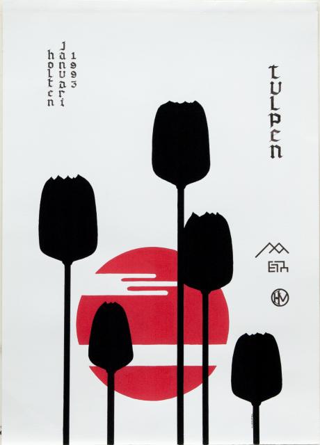 Vijf zwarte tulpen.